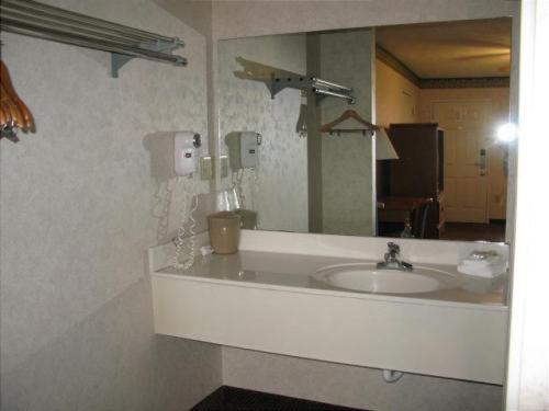 Deerfield Inn And Suites Steele Bagian luar foto